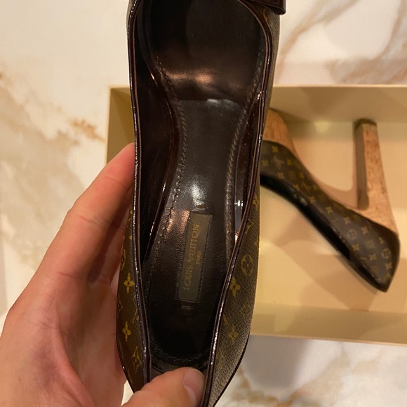 Authentic Louis Vuitton women’s heels (size 40) - Picture 5 of 8